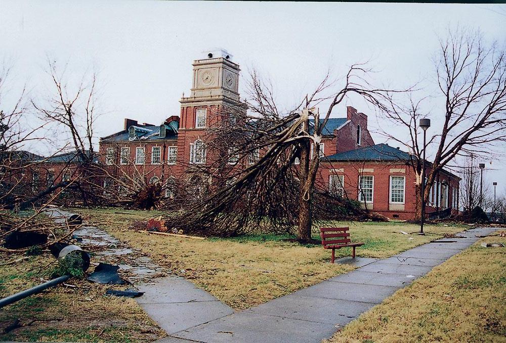 的褐变, 如图所示, 克莱门特, Harned, Harvill and Archwood buildings were badly damaged during a Jan. 22, 1999, tornado that ripped through Clarksville.