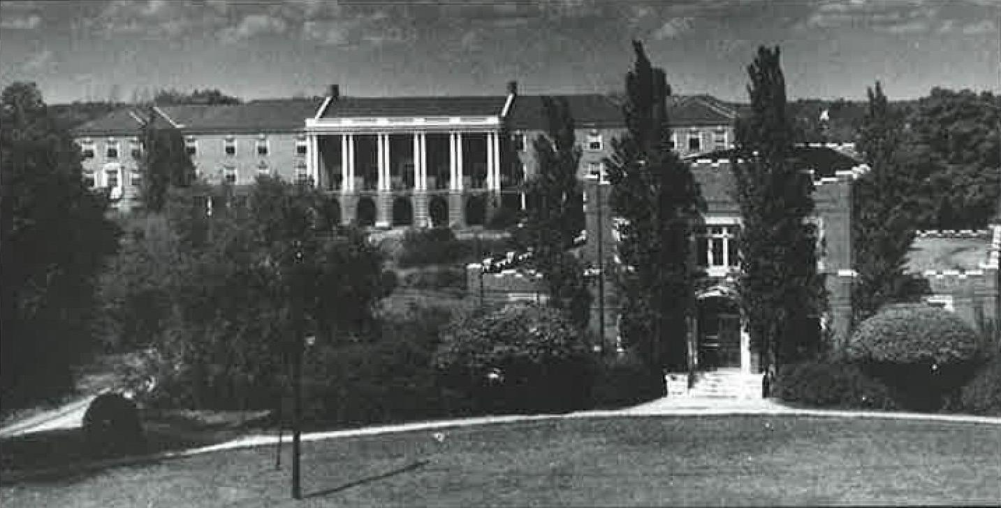 下议院大楼, a dining hall for the surrounding student housing, sat in front of the Harned building, 365bet最古老的建筑.